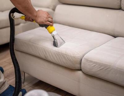 Upholstery Cleaning 6877053 limpando um sofa sujo com uma maquina de lavar sofa foto