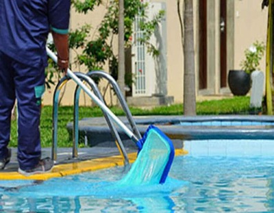 swimming pool cleaning service